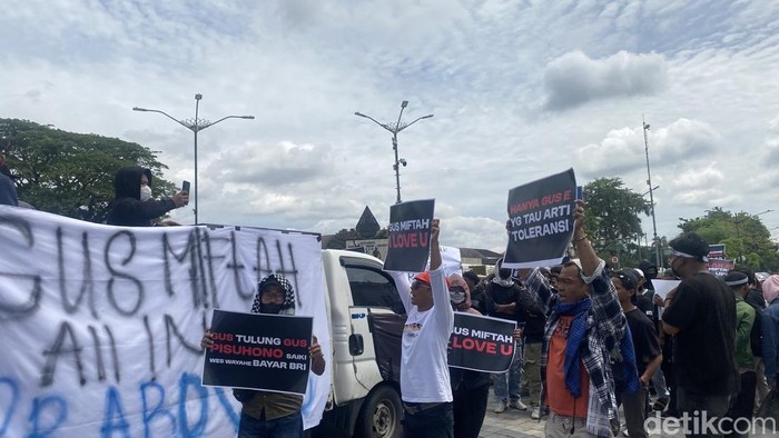 Massa yang menamakan diri Aliansi Santri Jalanan menggelar aksi demo tolak Gus Miftah mundur dari Utusan Presiden, di Titik Nol Kilometer, Kota Jogja, Senin (9/12/2024).