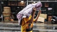 Badan Meteorologi, Klimatologi, dan Geofisika (BMKG) memperingatkan potensi cuaca ekstrem saat libur Natal dan tahun baru (Nataru) 2024.  