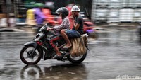 BMKG meminta masyarakat waspada terhadap potensi cuaca ekstrem selama periode Natal 2024 dan Tahun Baru 2025 (Nataru).  