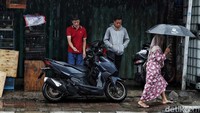 Kepala BMKG menyampaikan intensitas hujan juga diprediksi meningkat 20% daripada kondisi normal dikarenakan La Nina lemah.  