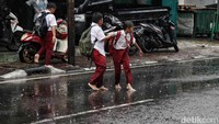 Kepala BMKG Dwikorita Karnawati mengatakan ada dinamika atmosfer lain yang diprediksikan aktif bersamaan pada periode Nataru, seperti Madden-Julian Oscillation (MJO) dan Cold Surge yang bergerak dari daratan Asia (Siberia) menuju wilayah barat Indonesia.  