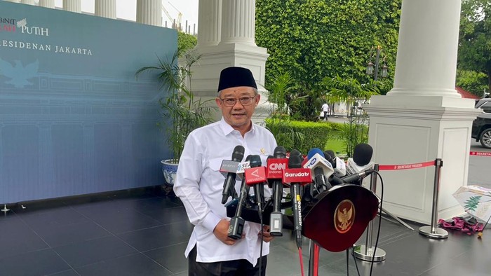 Mendikdasmen Abdul Mu’ti usai rapat di Kompleks Istana Kepresidenan, Jakarta, Senin (9/12/2024).