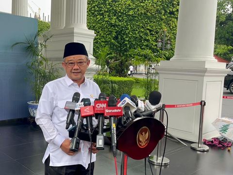 Mendikdasmen Abdul Mu'ti usai rapat di Kompleks Istana Kepresidenan, Jakarta, Senin (9/12/2024).