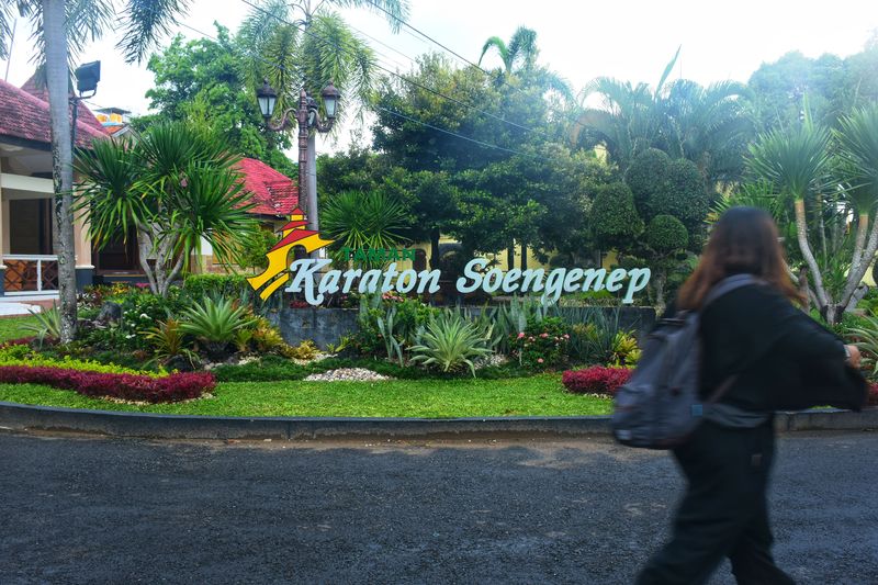 Menilik Keindahan Arsitektur dan Sejarah Keraton Sumenep Wisatawan menikmati keindahan arsitektur dan sejarah di Keraton Sumenep, salah satu ikon budaya Madura, Selasa (3/12/2024).