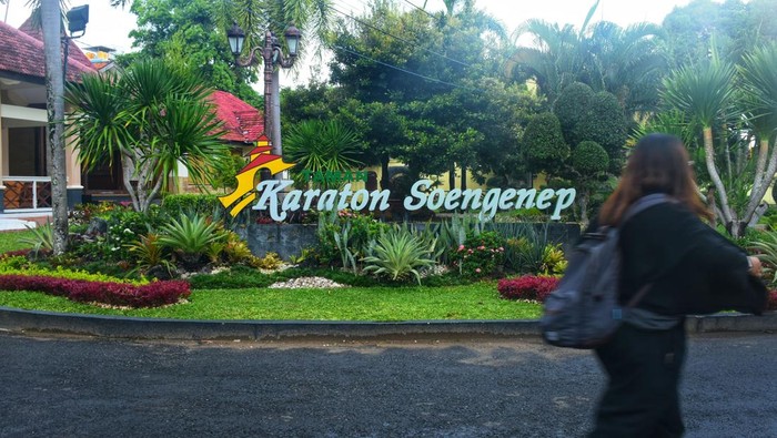 Menilik Keindahan Arsitektur dan Sejarah Keraton Sumenep Wisatawan menikmati keindahan arsitektur dan sejarah di Keraton Sumenep, salah satu ikon budaya Madura, Selasa (3/12/2024).
