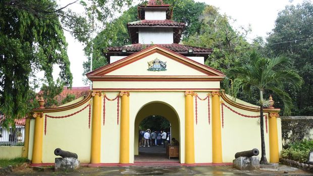 Menilik Keindahan Arsitektur dan Sejarah Keraton Sumenep Wisatawan menikmati keindahan arsitektur dan sejarah di Keraton Sumenep, salah satu ikon budaya Madura, Selasa (3/12/2024).