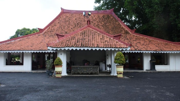 Wisatawan menikmati keindahan arsitektur dan sejarah di Keraton Sumenep, salah satu ikon budaya Madura, Selasa (3/12/2024).