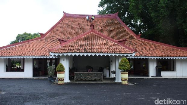 Menilik Keindahan Arsitektur dan Sejarah Keraton Sumenep Keraton Sumenep memikat wisatawan dengan arsitektur unik perpaduan Jawa, Eropa, dan Tiongkok. Tempat ini menyimpan sejarah dan tradisi kerajaan Madura.