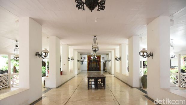 Menilik Keindahan Arsitektur dan Sejarah Keraton Sumenep Keraton Sumenep memikat wisatawan dengan arsitektur unik perpaduan Jawa, Eropa, dan Tiongkok. Tempat ini menyimpan sejarah dan tradisi kerajaan Madura.