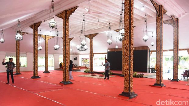 Menilik Keindahan Arsitektur dan Sejarah Keraton Sumenep Keraton Sumenep memikat wisatawan dengan arsitektur unik perpaduan Jawa, Eropa, dan Tiongkok. Tempat ini menyimpan sejarah dan tradisi kerajaan Madura.