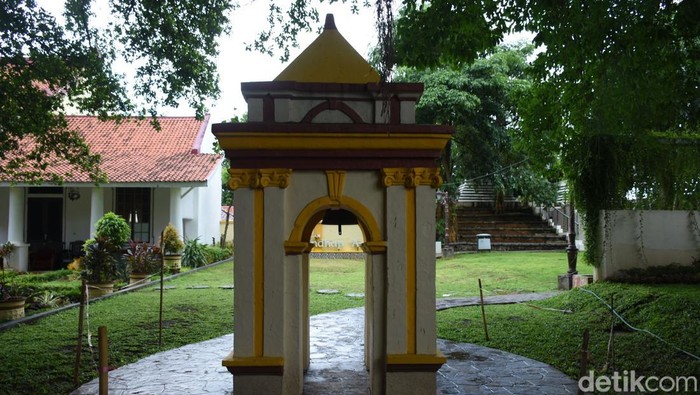 Menilik Keindahan Arsitektur dan Sejarah Keraton Sumenep Keraton Sumenep memikat wisatawan dengan arsitektur unik perpaduan Jawa, Eropa, dan Tiongkok. Tempat ini menyimpan sejarah dan tradisi kerajaan Madura.