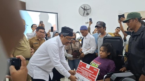 Mensos Gus Ipul menyalurkan bansos di Mataram, NTB, Senin (9/12/2024). (Nathea Citra/detikBali)