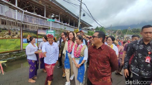 Menteri Pariwisata Widiyanti Putri Wardhana dan Wakil Menteri Pariwisata Ni Luh Puspa saat mengunjungi DTW Jatiluwih di Tabanan, Bali, Senin (9/12/2024).