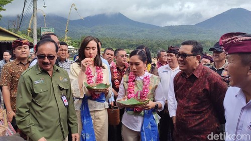 Menteri Pariwisata Widiyanti Putri Wardhana didampingi Wamenpar Ni Luh Puspa saat makan laklak di Jatiluwih, Senin (9/12/2024). (Ahmad Firizqi Irwan)