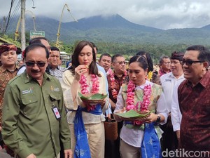 Momen Menteri Pariwisata dan Wakilnya Menikmati Laklak di Jatiluwih
