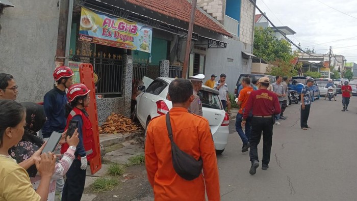 Mobil tabrak rumah di Dukuh Pakis, Surabaya. Pengemudi meninggal.