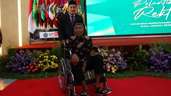 Mundakir, rektor UM Surabaya yang dulunya pernah jadi tukang cukur hingga buruh pabrik