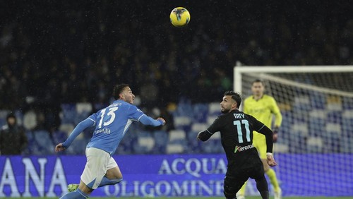 Napolis Amir Rrahmani, left, and Lazios Taty Castellanos challenge for the ball during the Serie A soccer match between Napoli and Lazio at the Diego Armando Maradona Stadium in Naples, Sunday, Dec. 8, 2024. (Alessandro Garofalo/LaPresse via AP)