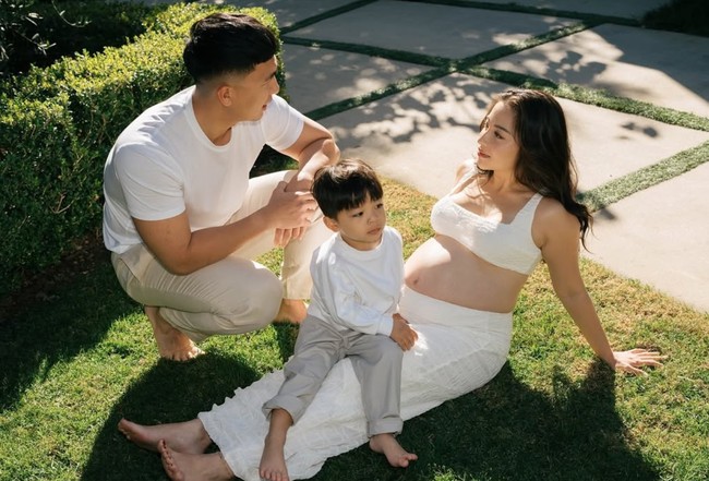 Di pemotretan pertama Nikita bersama suami dan anaknya kompak mengenakan busana berwarna putih. Penampilan ketiganya terlihat santai kala berpose di rerumputan hijau. Foto: Instagram/@nikitawillyofficial94