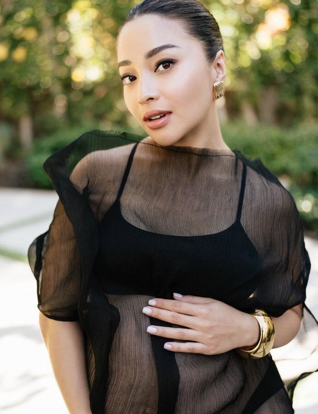 Di look selanjutnya Nikita Willy tampil mengenakan pakaian hitam menerawang. Riasan wajahnya tampak glowing hasil tangan MUA Rommy Andreas Sasuwe. Foto: Instagram/@nikitawillyofficial94