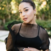 Di look selanjutnya Nikita Willy tampil mengenakan pakaian hitam menerawang. Riasan wajahnya tampak glowing hasil tangan MUA Rommy Andreas Sasuwe. Foto: Instagram/@nikitawillyofficial94