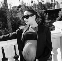 Penampilannya semakin stylish dengan kaca mata hitam dan blazer. Rambutnya tampak simpel dengan sleek bun tatanan hair stylist Jinju Bae Hair. Dari unggahan Instagram diketahui bahwa hair stylist yang digunakan Nikita itu merupakan langganan para seleb Hollywood. Jennifer Lopez hingga Kylie Jenner sudah pernah menggunakan jasa hair stylist tersebut. Foto: Instagram/@nikitawillyofficial94