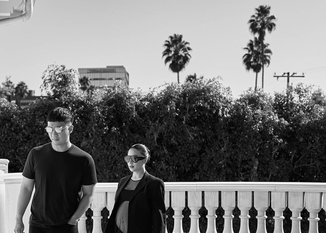 Kompak dengan sang istri, untuk look kedua Indra tampak mengenakan kaos berwarna gelap. Ia juga melengkapi penampilannya dengan kaca mata hitam. Foto: Instagram/@nikitawillyofficial94