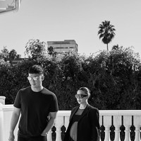 Kompak dengan sang istri, untuk look kedua Indra tampak mengenakan kaos berwarna gelap. Ia juga melengkapi penampilannya dengan kaca mata hitam. Foto: Instagram/@nikitawillyofficial94