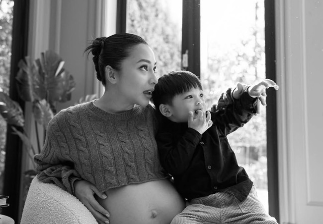 Untuk look ketiga Nikita tampil mengenakan sweater crop yang memperlihatkan bare baby bump miliknya. Ia tampak berpose bersama putra pertamanya, Issa Xander Djokosoetono. Foto: Instagram/@nikitawillyofficial94