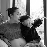 Untuk look ketiga Nikita tampil mengenakan sweater crop yang memperlihatkan bare baby bump miliknya. Ia tampak berpose bersama putra pertamanya, Issa Xander Djokosoetono. Foto: Instagram/@nikitawillyofficial94