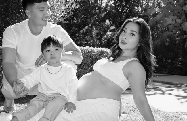 Jelang lahiran anak kedua, Nikita Willy bersama suami dan putra pertamanya diketahui sudah tinggal di Amerika untuk sementara waktu. Melalui akun Instagram pribadinya istri Indra Priawan itu baru saja kembali membagikan hasil pemotretan maternity dirinya. Foto: Instagram/@nikitawillyofficial94
