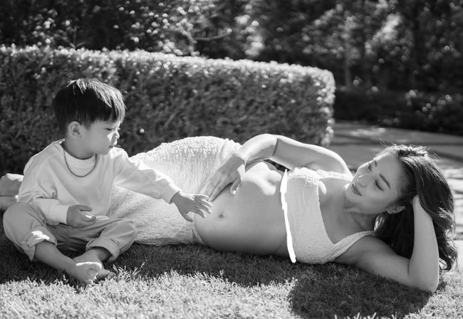 Tampil cantik dengan riasan natural, wanita 30 tahun itu pamer bare baby bump yang terlihat sudah semakin besar. Putra pertama Nikita, Issa Xander tampaknya juga sudah tak sabar untuk seegera menjadi kakak. Foto: Instagram/@nikitawillyofficial94