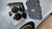Mobil ini ditenagai baterai Lithium-ion 20 kWh yang ditempatkan di bawah lantai memungkinkan Sakura menempuh jarak hingga 180 km dalam sekali pengisian penuh. Foto: Luthfi Anshori/detikOto