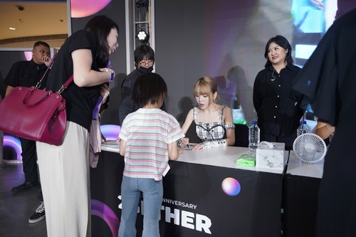 Girlband OH MY GIRL (Mimi, YooA, Seunghee, Yubin, Arin) saat hadir di acara Anniversary Ke-2 KOREA 360 di Lotte Mall, Jakarta Selatan, pada Sabtu (7/12/2024).