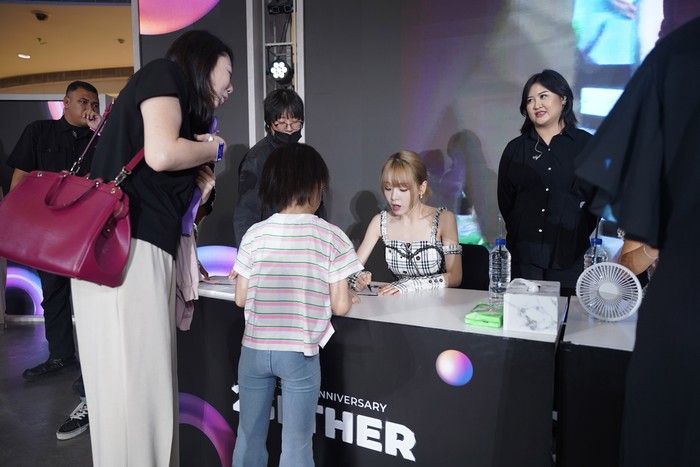 Girlband OH MY GIRL (Mimi, YooA, Seunghee, Yubin, Arin) saat hadir di acara Anniversary Ke-2 KOREA 360 di Lotte Mall, Jakarta Selatan, pada Sabtu (7/12/2024).