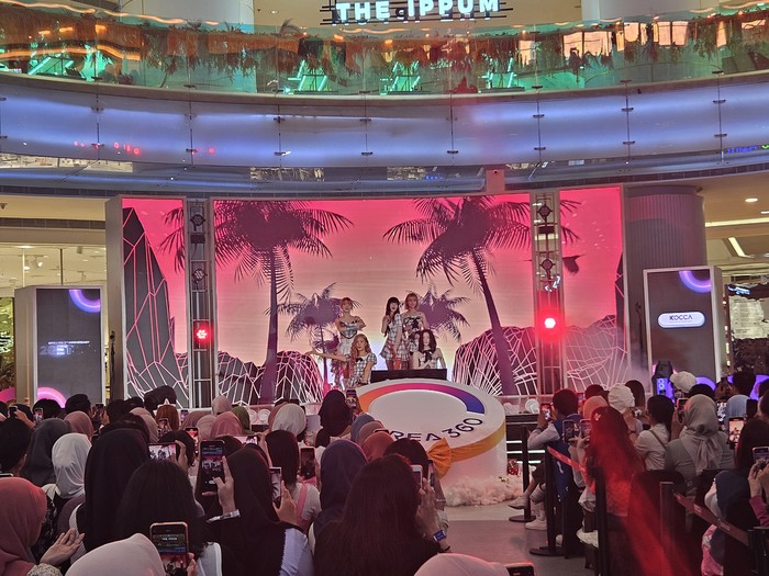 Girlband OH MY GIRL (Mimi, YooA, Seunghee, Yubin, Arin) saat hadir di acara Anniversary Ke-2 KOREA 360 di Lotte Mall, Jakarta Selatan, pada Sabtu (7/12/2024).