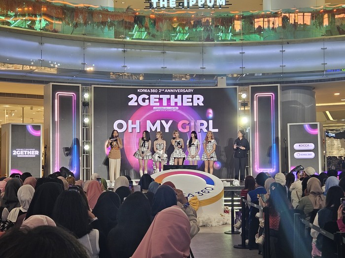 Girlband OH MY GIRL (Mimi, YooA, Seunghee, Yubin, Arin) saat hadir di acara Anniversary Ke-2 KOREA 360 di Lotte Mall, Jakarta Selatan, pada Sabtu (7/12/2024).