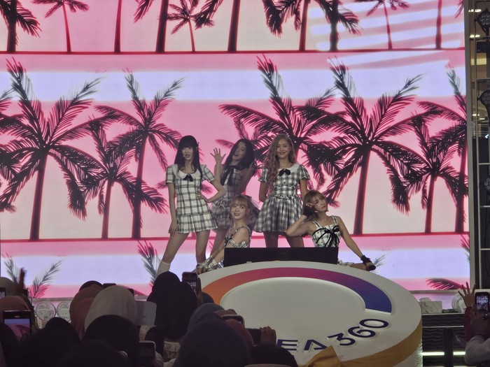 Girlband OH MY GIRL (Mimi, YooA, Seunghee, Yubin, Arin) saat hadir di acara Anniversary Ke-2 KOREA 360 di Lotte Mall, Jakarta Selatan, pada Sabtu (7/12/2024).