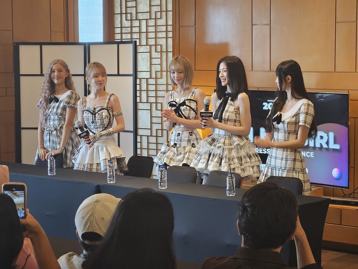 Girlband OH MY GIRL (Mimi, YooA, Seunghee, Yubin, Arin) saat hadir di acara Anniversary Ke-2 KOREA 360 di Lotte Mall, Jakarta Selatan, pada Sabtu (7/12/2024).