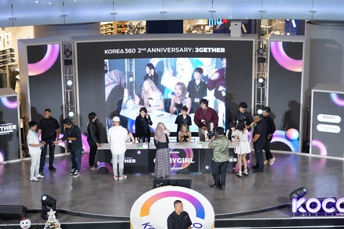 Girlband OH MY GIRL (Mimi, YooA, Seunghee, Yubin, Arin) saat hadir di acara Anniversary Ke-2 KOREA 360 di Lotte Mall, Jakarta Selatan, pada Sabtu (7/12/2024).
