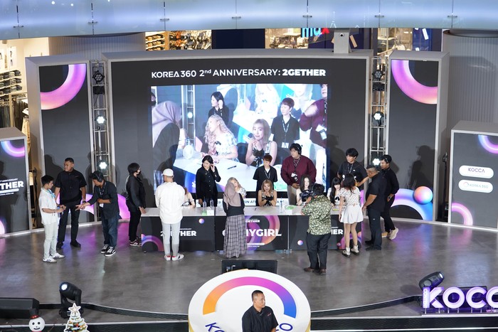 Girlband OH MY GIRL (Mimi, YooA, Seunghee, Yubin, Arin) saat hadir di acara Anniversary Ke-2 KOREA 360 di Lotte Mall, Jakarta Selatan, pada Sabtu (7/12/2024).