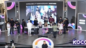 Suasana sesi tanda tangan dengan OH MY GIRL.