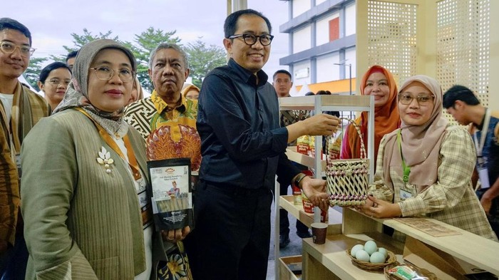 Wamen Perindustrian Faisol Riza berkeliling di acara Harvesting Gerakan Nasional Bangga Buatan Indonesia Ite Begawe Fest 2024 di Mataram, NTB.