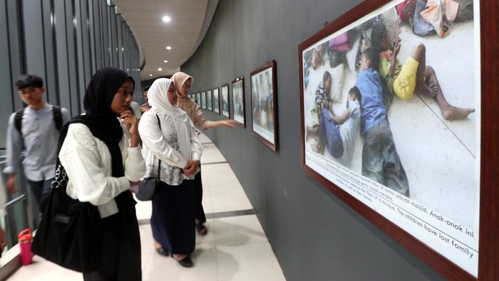 Pameran Foto Peringati 20 Tahun Bencana Tsunami Aceh Pengunjung melihat pameran foto bencana koleksi museum tsunami Aceh di Banda Aceh, Aceh, Senin (9/12/2024). Museum tsunami memamerkan 350 foto bencana, pascabencana serta proses rehabilitasi dan rekonstruksi koleksinya yang dikumpulkan dari berbagai sumber menjelang 20 tahun peringatan bencana gempa dan tsunami Aceh. ANTARA FOTO/Irwansyah Putra/nym.