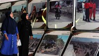 Pengunjung melihat pameran foto bencana koleksi museum tsunami Aceh di Banda Aceh, Aceh, Senin (9/12/2024).
