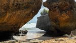 Potret Pantai Mbuluk, Hidden Gem Cantik di Balik Tebing Batu Gunungkidul