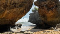 Pantai Mbuluk terbagi menjadi dua sisi. Di sisi kiri, pengunjung dapat menemukan berbagai tebing dengan formasi unik dan cantik. Sedangkan sisi sebelah kanan terdapat sebuah jembatan estetik yang menambah pesona pantai ini. (Amalia/detikTravel)