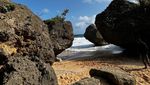 Potret Pantai Mbuluk, Hidden Gem Cantik di Balik Tebing Batu Gunungkidul
