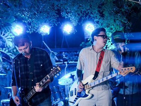 Pasangan suami istri ini menghadirkan band pop punk di acara ulang tahun anaknya Pasangan suami istri ini menghadirkan band pop punk di acara ulang tahun anaknya. Postingan tersebut langsung viral di media sosial.