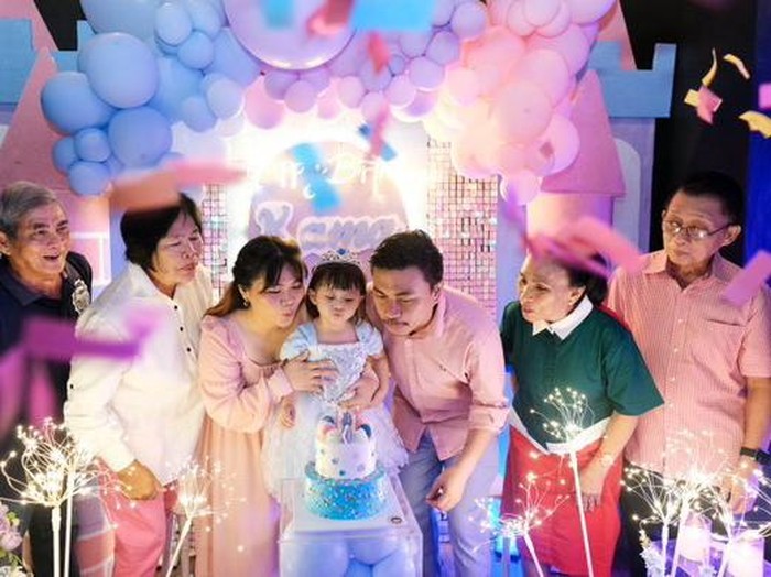 Pasangan suami istri ini menghadirkan band pop punk di acara ulang tahun anaknya. Postingan tersebut langsung viral di media sosial.